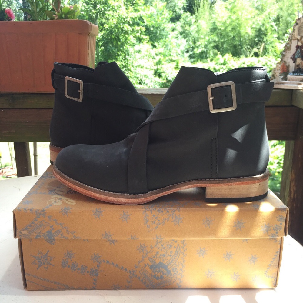 LasPalmas Free People black ankle booties
